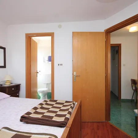 アパート With Wifi Beli, Cres - 8094 *